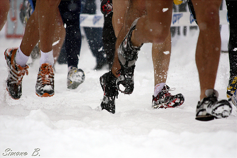 runners-in-snow